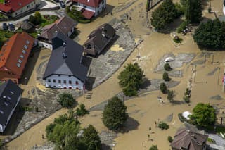 Na snímke zaplavená oblasť v slovinskom meste Črna na Koroškem 6. augusta 2023.