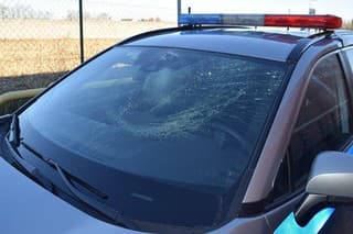 Policajtom kus ľadu rozbil nové auto. 