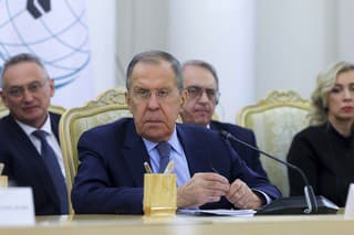 Ruský minister zahraničných vecí Sergej Lavrov (uprostred).