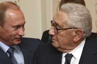 Na archívnej snímke ruský prezident Vladimir Putin a bývalý americký minister zahraničných vecí Henry Kissinger.