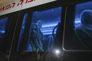 Na snímke 21-ročná Mia Schemová po prepustení neďaleko Okafimu v Izraeli 30. novembra 2023. 