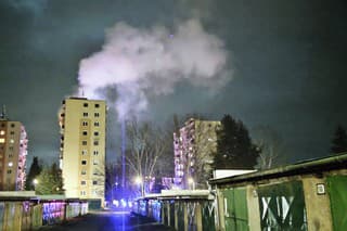 Dym zahalil sídlisko v Detve neskoro večer.