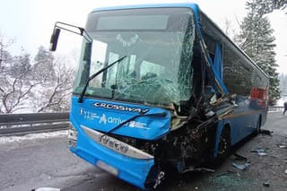 Na ceste medzi Liptovským Hrádkom a obcou Hybe došlo k zrážke autobusu a nákladného auta.