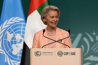 Predsedníčka Európskej komisie Ursula von der Leyenová vystupuje s prejavom na otvorení klimatického summitu COP28 v Dubaji v piatok 1. decembra 2023.