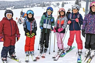Júlia (zľava), Janko, Martin, Zuzka, Ajda, Nikola strávili piatok na svahu namiesto v škole. 