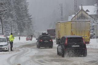Na snímke dopravná situácia počas hustého sneženia.