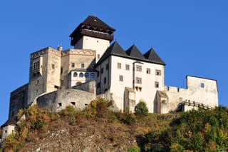 The Trenčín Castle (Trenčiansky hrad) is a castle above the town of Trenčín in western Slovakia .
