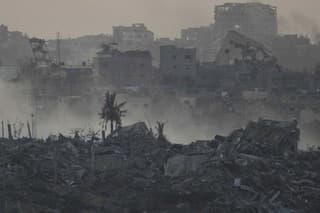 Dym stúpa pri explózii po izraelskom leteckom útoku na pásmo Gazy, čo je viditeľné z juhu Izraela 2. decembra 2023.