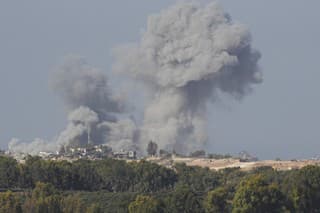 Na snímke dym stúpa po izraelskom leteckom útoku v Pásme Gazy.