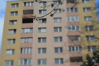 Požiar balkóna na 10. poschodí bytového domu na Korytnickej ulici v mestskej časti Podunajské Biskupice. 