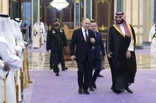 Saudskoarabský korunný princ Muhammad bin Salmán (vpravo) prichádza s ruským prezidentom Vladimirom Putinom na ich stretnutie v Rijáde.