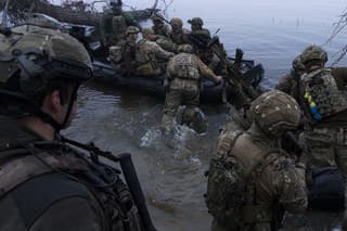 Ukrajinský vojak nastupujú do člna na brehu rieky Dneper na frontovej línii pri Chersone.
