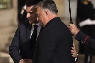 Viktor Orbán (vpravo) a Emmanuel Macron sa vítajú pred Elyzejským palácom v Paríži.
