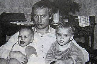 Vladimír Putin so svojimi dvoma dcérami (1989).