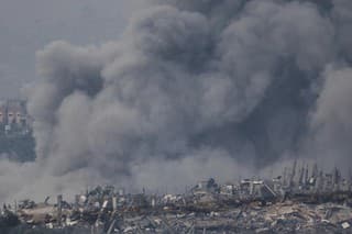 Dym stúpa pri explózii po izraelskom bombardovaní pásma Gazy, čo je viditeľné z juhu Izraela 7. decembra 2023.