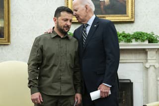 Americký prezident Joe Biden (vpravo) pózuje s ukrajinským prezidentom Volodymyrom Zelenským.
