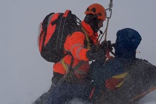 Skialpinista zostal na povrchu so zraneným kolenom.