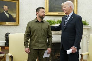  Na archívnej snímke z 21. septembra 2023 ukrajinský prezident Volodymyr Zelenskyj (vľavo) a americký prezident Joe Biden