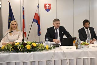 Podpredsedníčka vlády a ministerka hospodárstva SR Denisa Saková, predseda vlády SR Robert Fico a podpredseda vlády a minister obrany SR Robert Kaliňák počas výjazdovho rokovania vlády SR v Trenčíne. 