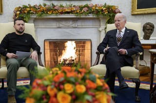 Ukrajinský prezident Volodymyr Zelenskyj (vľavo) a americký prezident Joe Biden pózujú počas stretnutia v Bielom dome.