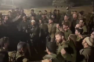 Na snímke z nedatovaného videa zdieľaného na X izraelskí vojaci.
