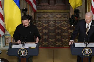 Ukrajinský prezident Volodymyr Zelenskyj (vľavo) a americký prezident Joe Biden.