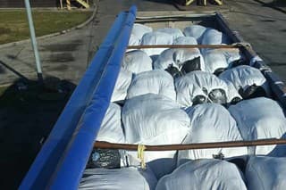 Polícia vyšetruje nelegálny dovoz odpadu z Holandska, zaistila 19,5 tony textilu