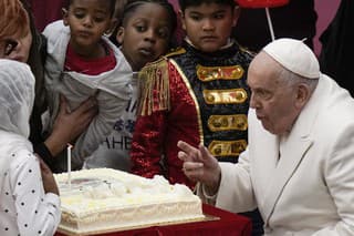 Pápež František sa zdraví s deťmi počas osláv svojich 87. narodenín 