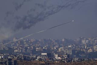 Na snímke raketa, ktorú vypálili z Pásma Gazy na Izrael v piatok 1. decembra 2023.