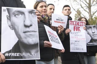 Demonštranti sa zhromažďujú pred domom ruského veľvyslanca a požadujú slobodu pre všetkých politických väzňov v Rusku vrátane Alexeja Navaľného.
