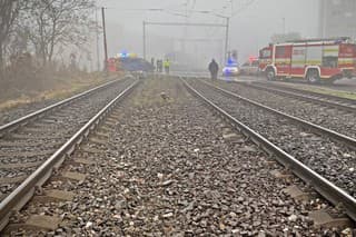 Na Ivanskej ceste v Bratislave je pre zrážku vlaku a motorového vozidla zastavená železničná doprava.