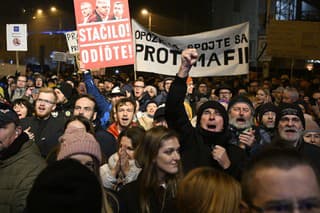 Účastníci počas protestného zhromaždenia opozičných strán PS, SaS a KDH na bratislavskom Námestí SNP. Bratislava, 19. december 2023.