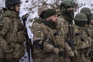 Príslušníci práporu Sibír ukrajinskej armády, ktorý tvoria výlučne občania Ruskej federácie, odpočívajú počas vojenského výcviku neďaleko Kyjeva.