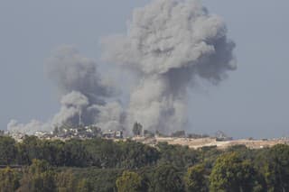 Na snímke dym stúpa po izraelskom leteckom útoku v Pásme Gazy.