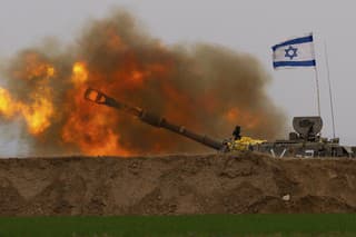 Izraelské mobilné delostrelectvo strieľa z juhu Izraela na pásmo Gazy.