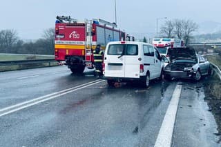 Vodiči boli po dopravnej nehode prevezení do nemocnice.