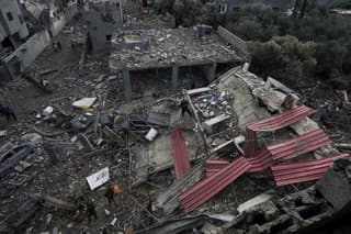 Škody po izraelskom leteckom útoku na pásmo Gazy v utečeneckom tábore Maghazi
