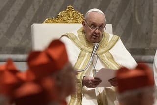 Pápež František číta posolstvo, keď predsedá prvým vešperám a modlitbe Te Deum, obradu vďakyvzdania za koniec roka v Bazilike sv. Petra vo Vatikáne v nedeľu 31. decembra 2023.