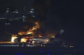 Na dráhe tokijského letiska Haneda horí lietadlo

