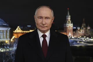 Na snímke ruský prezident Vladimir Putin hovorí počas nahrávania novoročného príhovoru 31.decembra 2023 v Moskve.