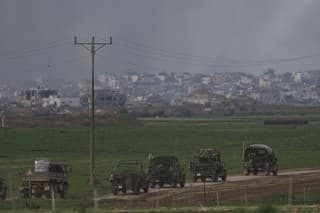 Izraelské vojenské vozidlá vidieť neďaleko hranice Izraela s pásmom Gazy na juhu Izraela 3. januára 2024.