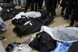 Na snímke telá obetí, ktoré prišli o život pri výbuchoch v iránskom meste Kermán v stredu 3. januára 2024.