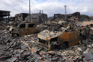 Na snímke vraky zhorených aút po požiari po ničivom zemetrasení v japonskom meste Wadžima 5. januára 2024.