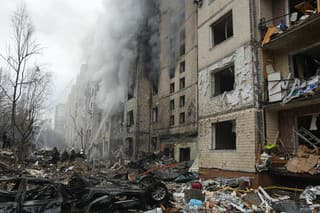 Následky ruského raketového útoku v Kyjeve.