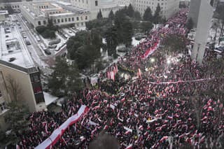 Proti krokom vlády protestovali vo Varšave desaťtisíce priaznivcov PiS.