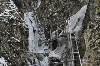Janke sa počas turistiky v Jánošíkových dierach podarilo zachytiť nádherné zábery zamrznutých vodopádov.