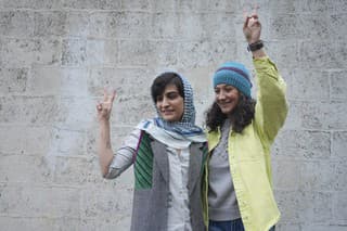Iránske novinárky Niloufar Hamedi (vpravo) a Elaheh Mohammadi (Elaheh Mohammadi) po prepustení z väzenia v Teheráne.