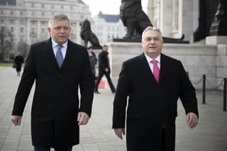  Maďarský premiér Viktor Orbán (vpravo) a slovenský premiér Robert Fico pred budovou parlamentu v Budapešti.