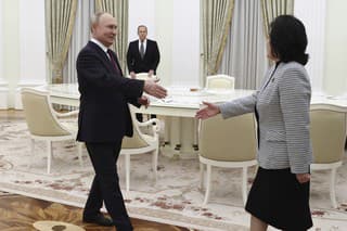 Ruský prezident Vladimir Putin (vľavo) si podáva ruku so severokórejskou ministerkou zahraničných vecí Čche Son-hui pred ich stretnutím v Kremli v Moskve 16. januára 2024.