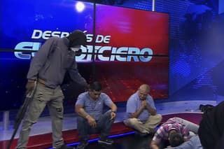 Ozbrojený muž drží zamestnancov televízie ako rukojemníkov po tom, čo skupina maskovaných ozbrojených mužov vtrhla do štúdia ekvádorskej verejnoprávnej televízie.